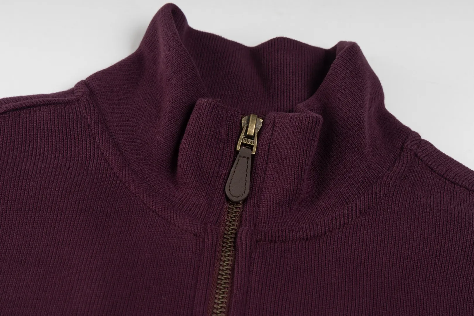 P230 #R97 Ralph lauren twelve-color embroidered pony logo half-zip high-neck long-sleeved knitted sweatshirt. The same style for men and women. The new half-zip sweatshirt for couples to wear in autumn is here! This kind of sweatshirt is really popular this year, even more popular than the hooded sweatshirt. Open the zipper and it can be used as a large lapel, which makes it more fashionable. The color of the classic design of the little war horse on the chest is matched with the embroidery. The simple zipper design echoes the brand logo, so you don’t need to match too much. The sweater version is loose enough! The fabric is custom-woven and dyed 100 cotton. 320g high gram weight 100% cotton knitted cotton with a certain thickness. The fabric is soft and comfortable, and the three-dimensional fabric is full of texture. The stitching is three needles and five threads, which is beautiful and strong. The pattern is also good. Although it is loose, it does not look bulky! - It is not a popular color scheme on the street. The color is pure and highly recommended. The upper body has a particularly high rate of turning heads. Loose style. Big drop shoulder OS style. Same style for men and women. Couple wear. Versatile and practical! Color: Gray, navy, khaki, green label, oatmeal brown label, apricot, black, army green, burgundy, pink, dark gray, light blue, white. Size: S M L XL Length: 70/72/74/76 Bust: 53.5/55.5/57.5/58.5 Shoulder width: 44/45/46/47 Sleeve length: 61/62/63/64